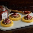 Dischi di polenta con cotechino e purea di lenticchie con Cougnà di Moscato d’Asti